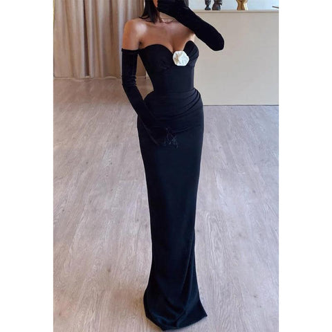 Robe de soirée en satin ajustée, décolleté en cœur, épaules dénudées, froncée 