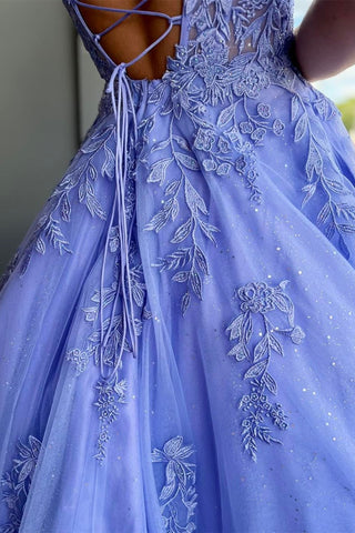 Robe de bal trapèze en tulle et dentelle à fines bretelles et poches