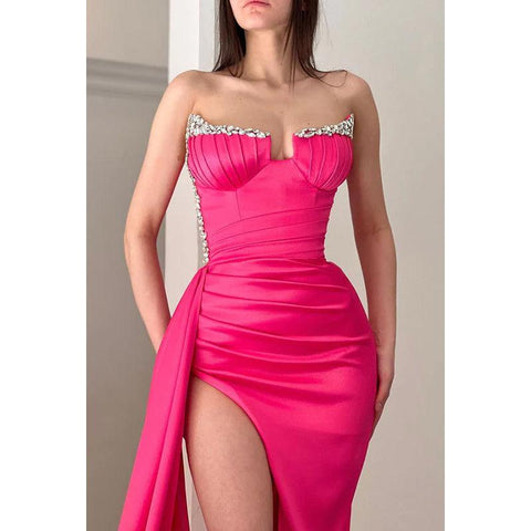 Robe de bal longue en satin froncé, bustier, perles et fente