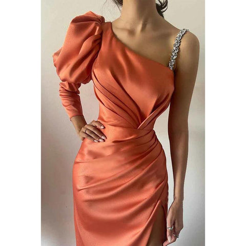 Robe de soirée longue à une épaule, manches longues, perles et fente 