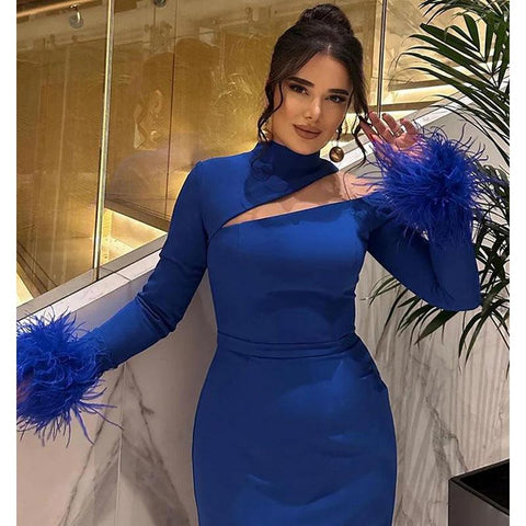 Vestido de noche azul rey con escote alto, mangas largas y plumas 