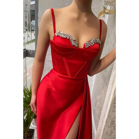 Robe de bal longue rouge à bretelles spaghetti et perles 