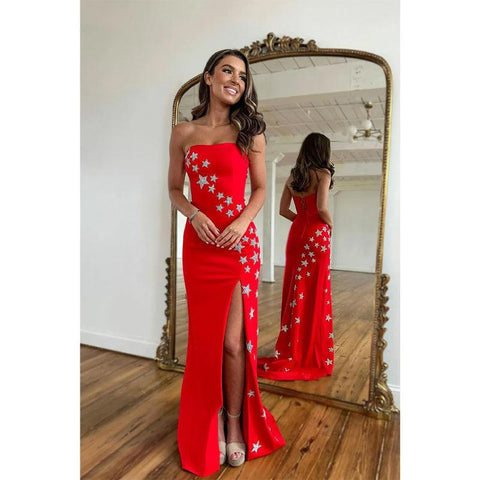 Vestido de fiesta largo rojo con abertura lateral, sin tirantes y cuentas