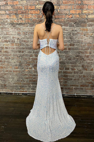 Robe de bal longue sirène bordeaux à sequins et décolleté en V plongeant.