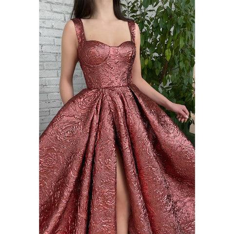 Vestido de fiesta largo con tirantes finos y abertura alta 