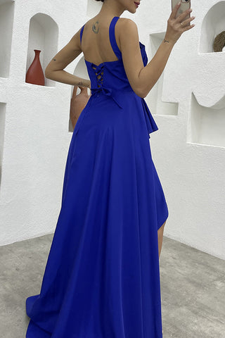 Elegante vestido de noche formal liso con abertura asimétrica y escote halter. 