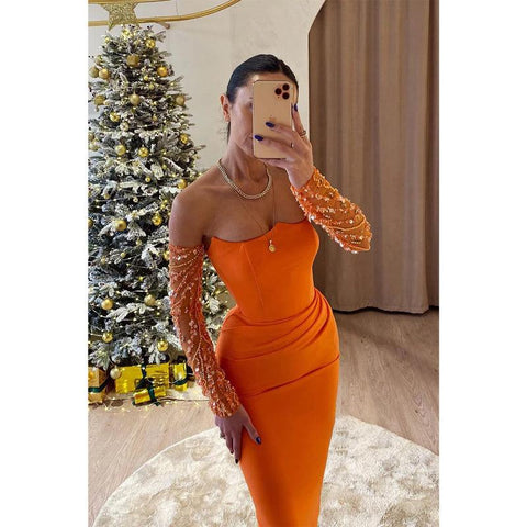 Vestido de fiesta naranja de manga larga, sin tirantes y con cuentas 