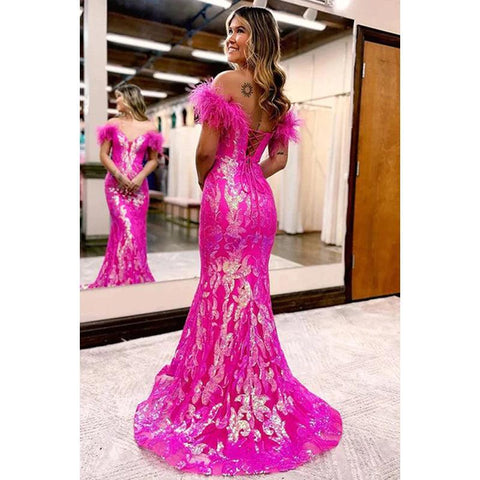 Vestido de fiesta largo estilo sirena con hombros descubiertos, lentejuelas naranjas brillantes y plumas