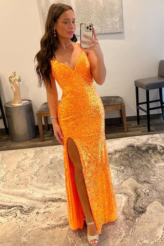 Robe de bal longue fourreau à fines bretelles orange et sequins, fendue sur le devant