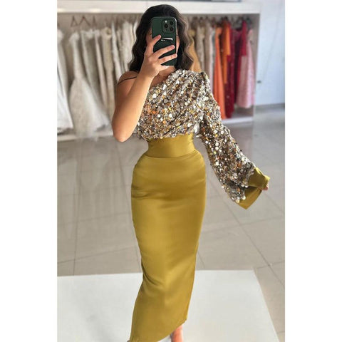 Vestido de fiesta de lentejuelas con un solo hombro, mangas largas y color verde 