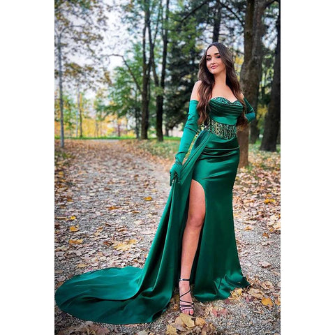 Robe de soirée longue en satin froncé à appliqués et bustier en cœur