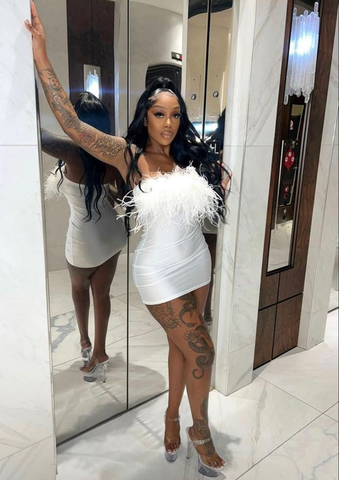 Robe de cocktail courte blanche sexy sans bretelles en satin et plumes Y7845