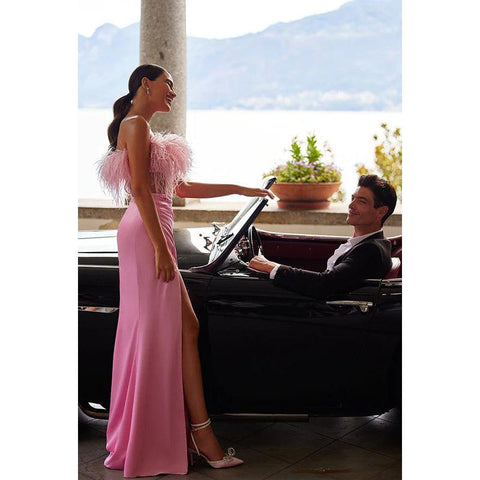 Vestido largo de fiesta formal con fruncido, sin tirantes y plumas