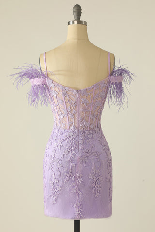Vestido de fiesta lavanda con hombros descubiertos y plumas