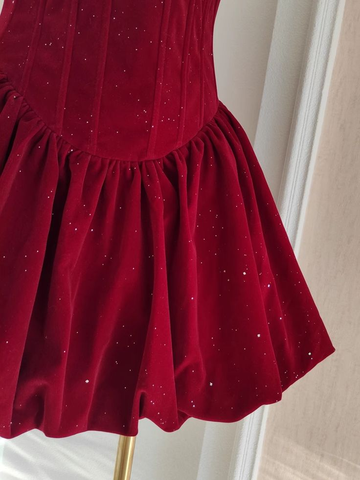 Lindo vestido de fiesta de terciopelo burdeos sin tirantes con volantes y corte en A Y7972
