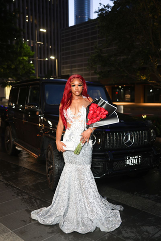 Nouvelle robe argentée à paillettes et sequins, idéale pour un anniversaire, un mariage ou une soirée (Y4228).