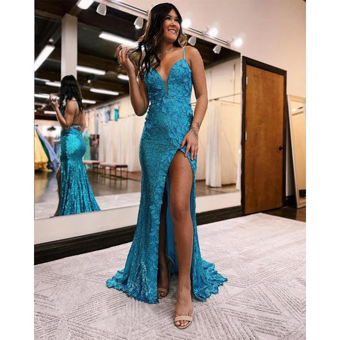 Vestido de fiesta largo con tirantes finos, apliques de lentejuelas naranjas y abertura