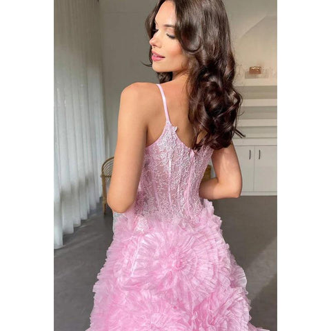 Vestido de fiesta de noche glamuroso y dramático con tirantes finos, escote en V y abertura, sin mangas