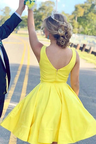 Lindo vestido corto amarillo de corte A con escote en V para baile de bienvenida