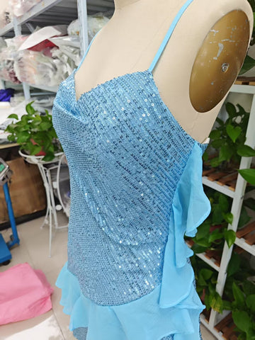 Precioso vestido de cóctel azul con tirantes, lentejuelas y volantes de gasa, ideal para fiestas de bienvenida (Y8253)