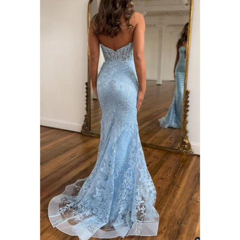 Robe de soirée bustier en dentelle avec appliques et décolleté en cœur 