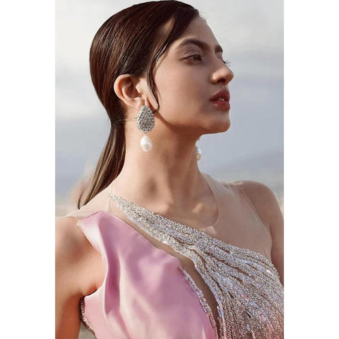 Elegante y lujoso vestido de fiesta de corte tubo con un solo hombro, abertura lateral, sin mangas y fruncido.