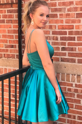 Robe de bal de fin d'année en satin à fines bretelles et coupe trapèze