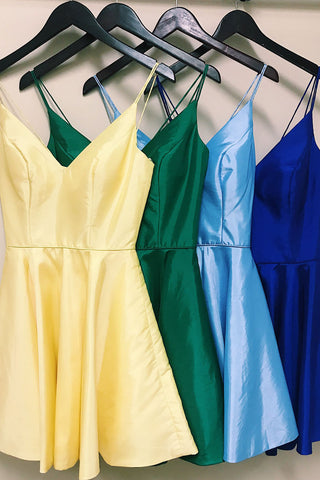 Robe de bal de fin d'année en satin à fines bretelles et coupe trapèze