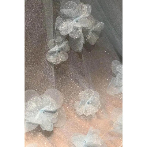 Vestido de fiesta largo de tul azul cielo sin tirantes con apliques 3D, corte A y abertura 