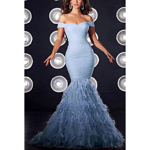 Vestido de noche largo estilo sirena con hombros descubiertos, fruncido, lentejuelas y plumas