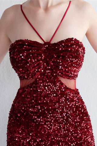 Robe de bal longue sirène noire à sequins et décolleté en V, avec découpe en forme de goutte d'eau.