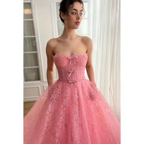 Robe de bal de fin d'année glamour et spectaculaire, sans manches, à épaules dénudées et à appliques