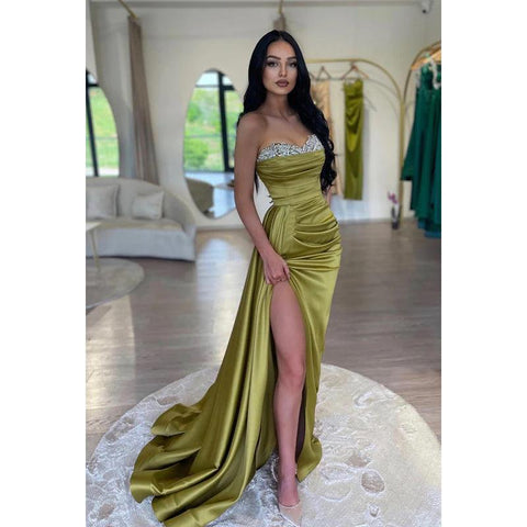 Robe de soirée longue en satin froncé, bustier et perles, coupe fourreau