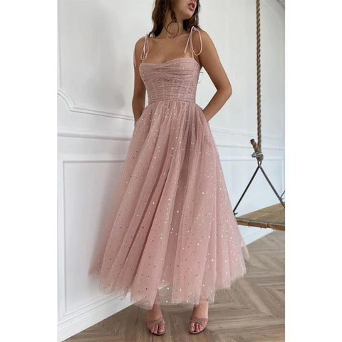 Robe de bal plissée en tulle rose à bretelles spaghetti et décolleté en cœur 