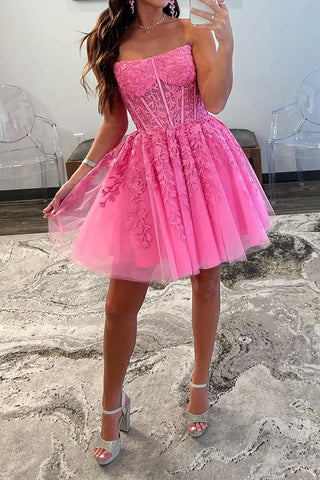 Precioso vestido rosa de fiesta de bienvenida, corte en A, sin tirantes, con corsé y apliques.