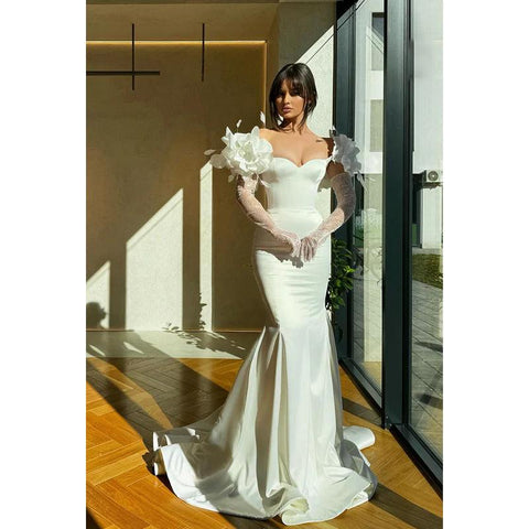 Hermoso y encantador vestido de fiesta formal de satén sin tirantes, de sirena, con mangas largas y flores