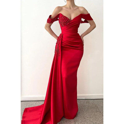 Vestido de noche largo de satén rojo con hombros descubiertos y cuentas 