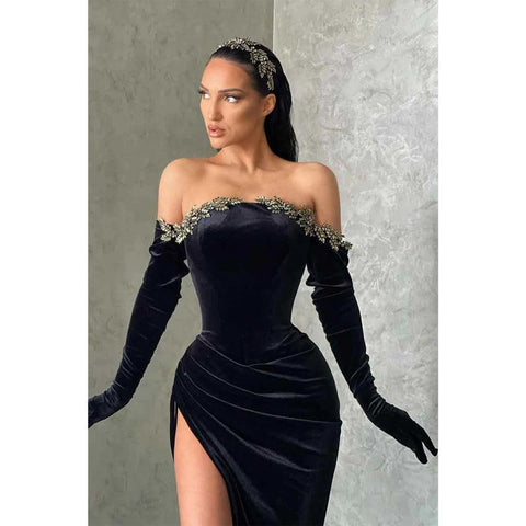 Robe de soirée en velours noir à manches longues et épaules dénudées avec perles et fente 