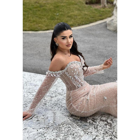 Vestido de fiesta glamuroso y dramático de corte trompeta/sirena con hombros descubiertos, mangas largas y cuentas