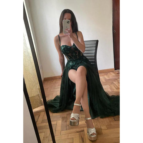 Elegante y lujoso vestido de fiesta de graduación con tirantes finos, corte A, abertura lateral y apliques