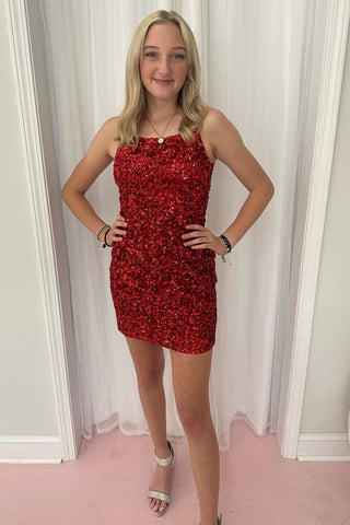 Elegante vestido corto de fiesta con tirantes finos y lentejuelas doradas