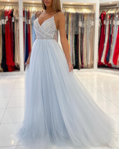 Robe de bal longue en tulle bleu ciel à fines bretelles et perles