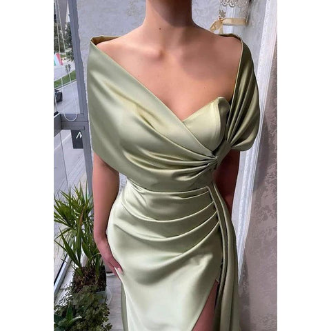 Robe de soirée fourreau/colonne en satin froncé, col en V, sans manches