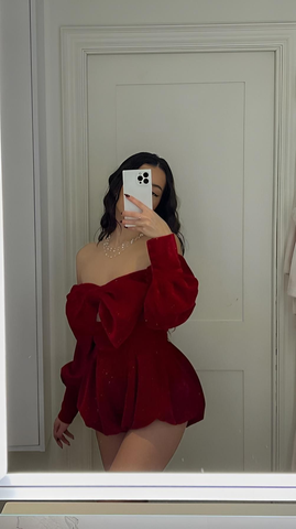 Vestido corto de fiesta con hombros descubiertos de terciopelo rojo Y4184