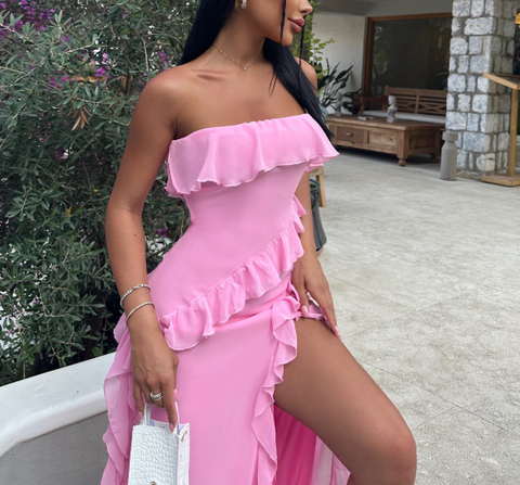 Vestido largo de noche rosa sin tirantes con volantes y abertura, ideal para cumpleaños o fiestas (modelo Y8203)