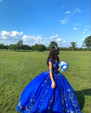 Vestido de quinceañera azul real con escote corazón y flores 3D, ideal para fiestas de graduación y 15 o 16 años (modelo Y2821).