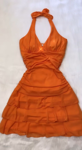 Vestido corto de fiesta de bienvenida de gasa naranja con cuello halter Y2595