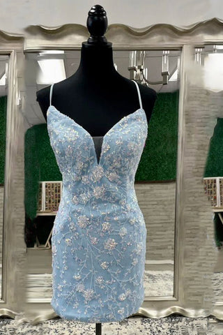 Elegante vestido corto azul claro de tirantes finos y corte ajustado para baile de bienvenida con cuentas
