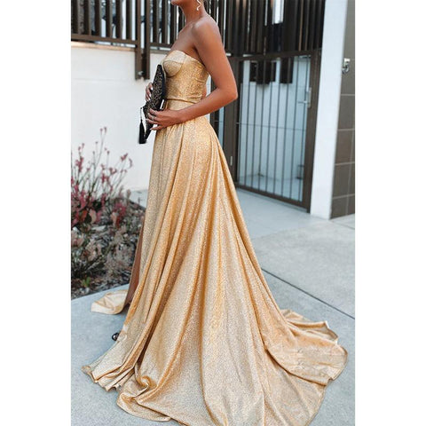 Vestido formal dorado con escote corazón y abertura alta y brillo 