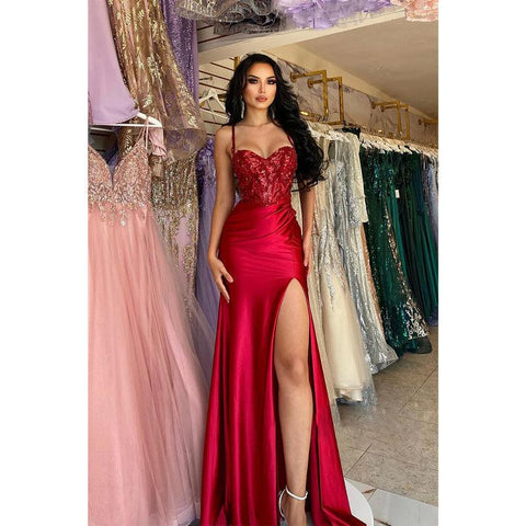 Vestido de fiesta de sirena rojo con tirantes finos, escote en forma de corazón, apliques de encaje y abertura 